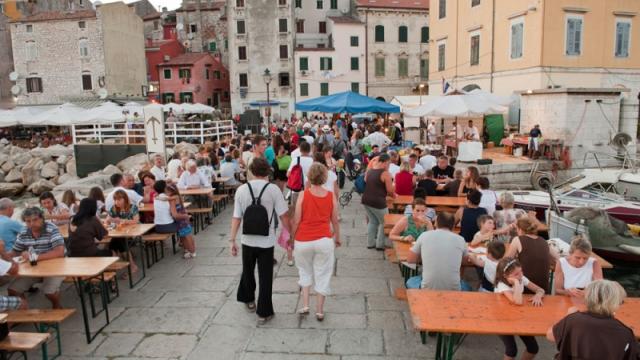 Atmosfera estiva, musiche e tradizioni