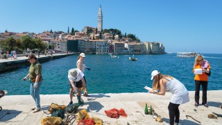 Der gereinigte Strand von Porton Biondi und der Meeresgrund der Bucht von Valdibora