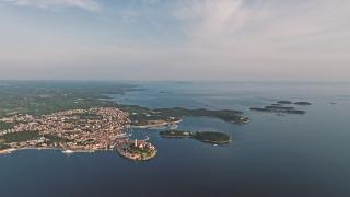 Met het vliegtuig van Zürich naar Pula in de winter